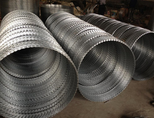 Diámetro galvanizado de la maquinilla de afeitar del alambre de púas de la bobina Bto-22 600 milímetros en las naves para la piratería anti 0