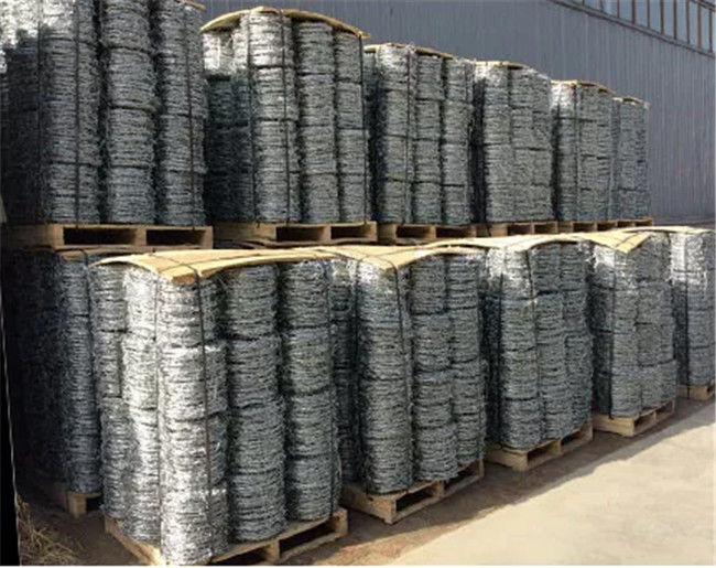abrigo grueso galvanizado de espaciamiento del Pvc del alambre de púas 3m m del 13cm 0