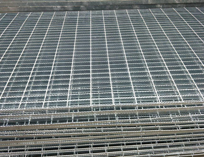 Reja serrada galvanizada acero resistente de la barra de HBGB 32x5m m para el piso 0