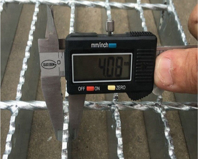 Reja serrada galvanizada sumergida caliente 8x8m m del acero de barra del resbalón anti 1