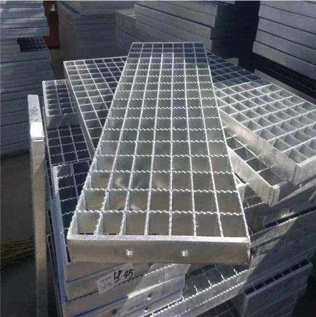 La cubierta de resbalón anti galvanizó el acero no tratado serrado el rallar de la barra 0
